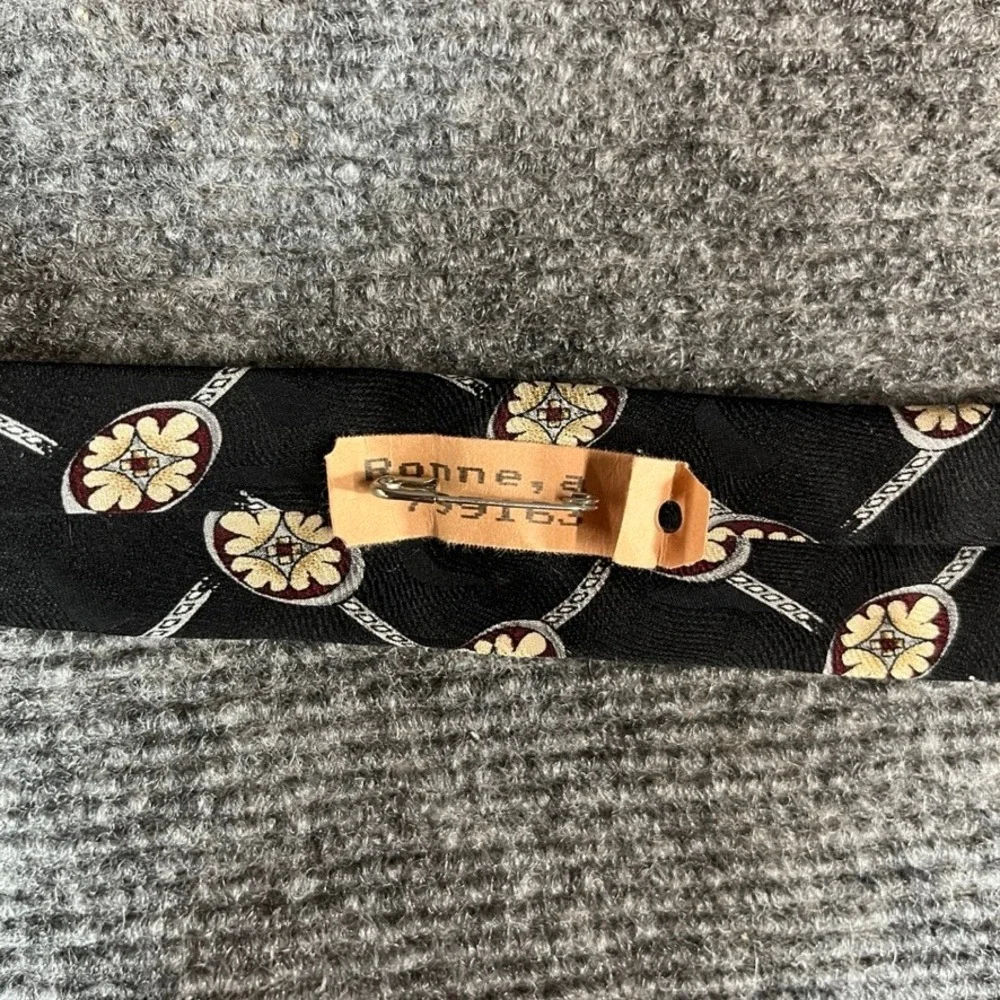 Club Room Mens Silk Necktie Black Gold Medallion Geometric Jacquard WPL 8046